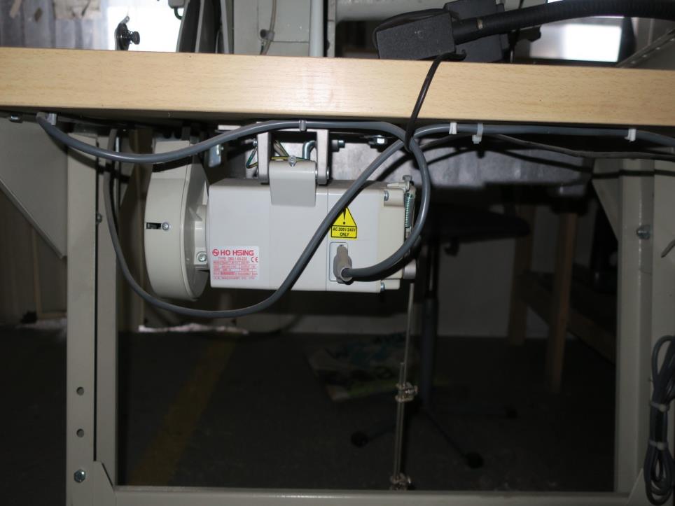 Stroje v továrně na nábytek-4