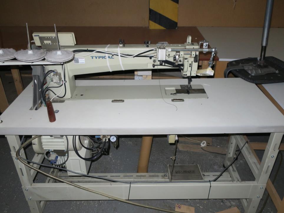 Stroje v továrně na nábytek-1