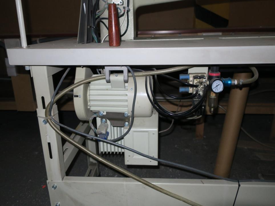 Stroje v továrně na nábytek-6