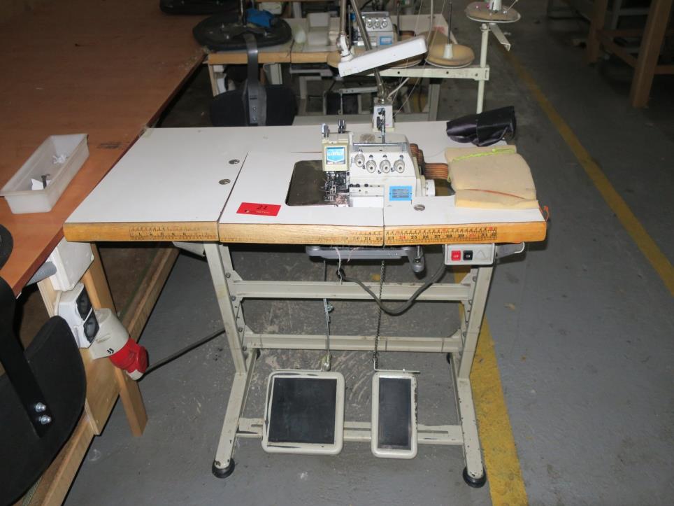 Máquinas en una fábrica de muebles-1