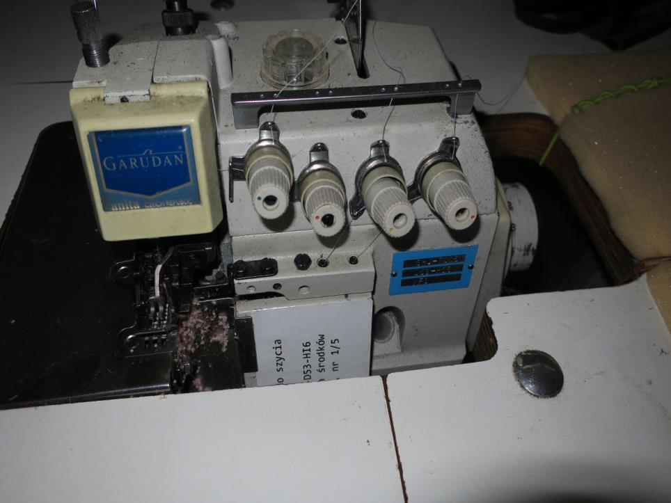 Máquinas en una fábrica de muebles-2