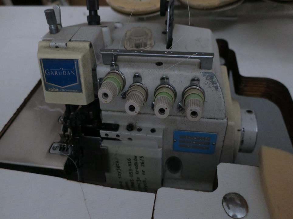 Stroje v továrně na nábytek-2