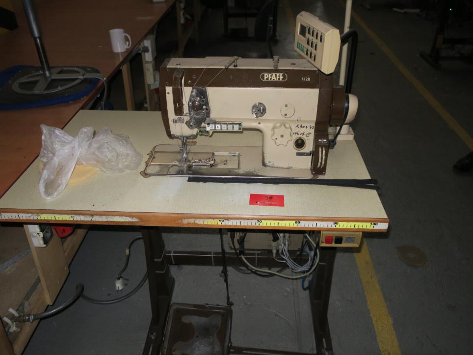 Máquinas en una fábrica de muebles-1