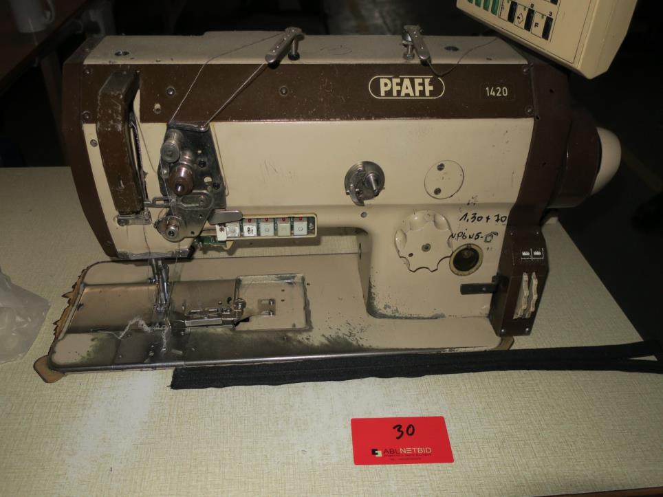 Máquinas en una fábrica de muebles-2