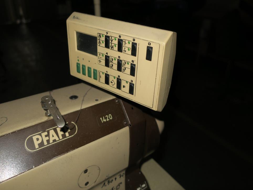 Máquinas en una fábrica de muebles-3