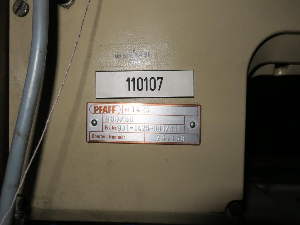 Máquinas en una fábrica de muebles-4