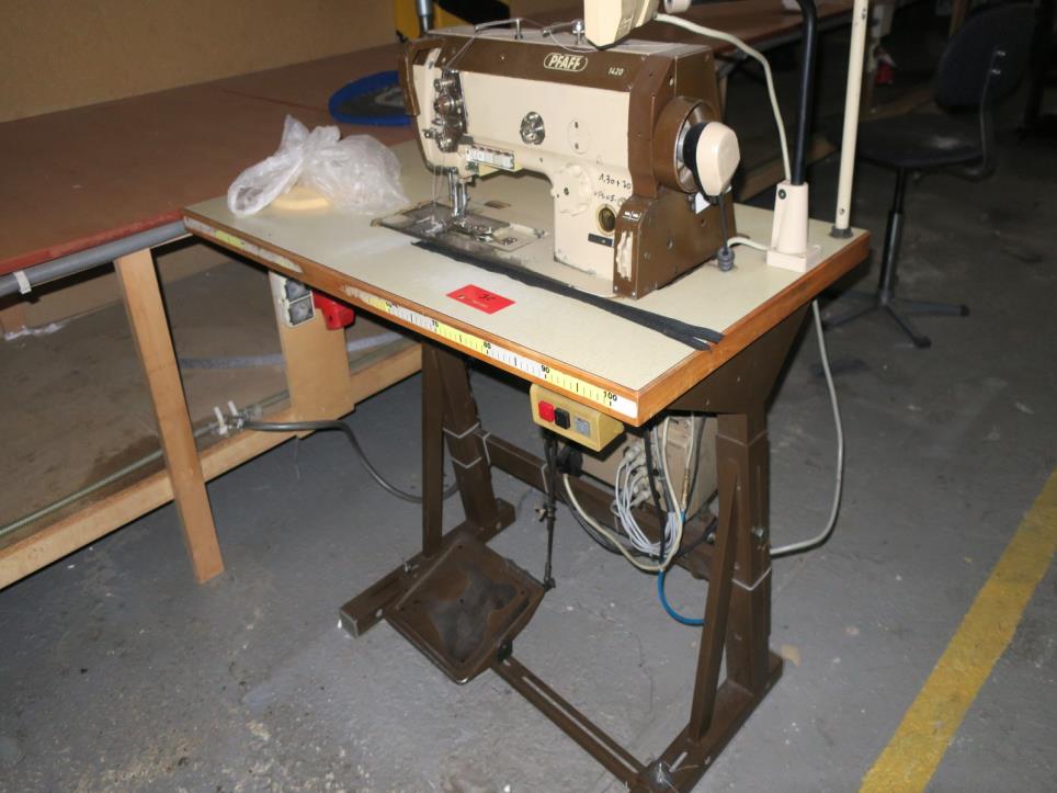 Máquinas en una fábrica de muebles-5