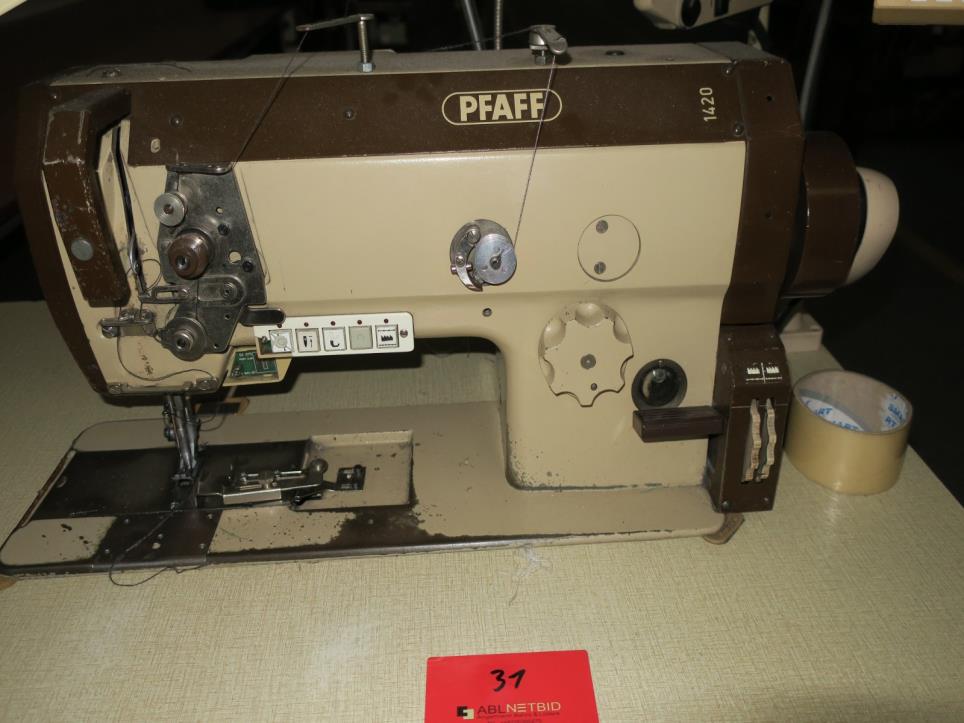 Máquinas en una fábrica de muebles-2