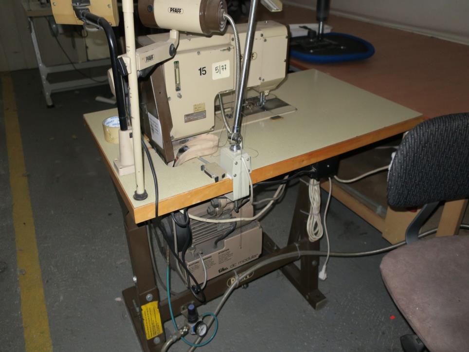 Máquinas en una fábrica de muebles-3