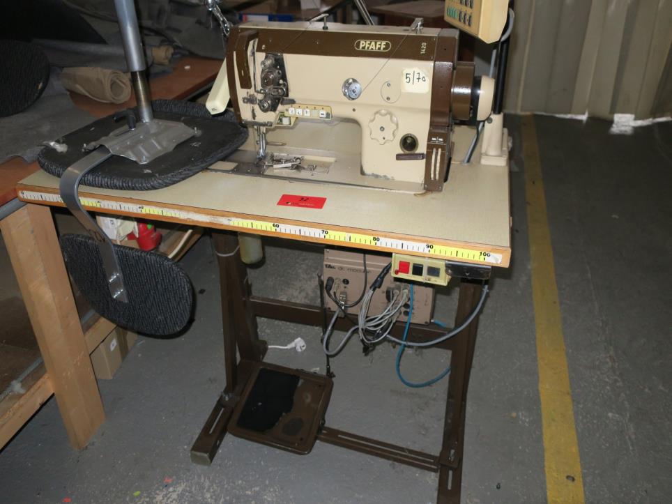 Máquinas numa fábrica de móveis-1