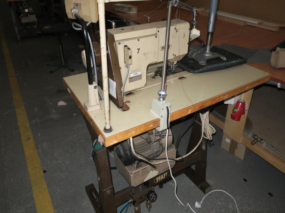 Máquinas numa fábrica de móveis-3