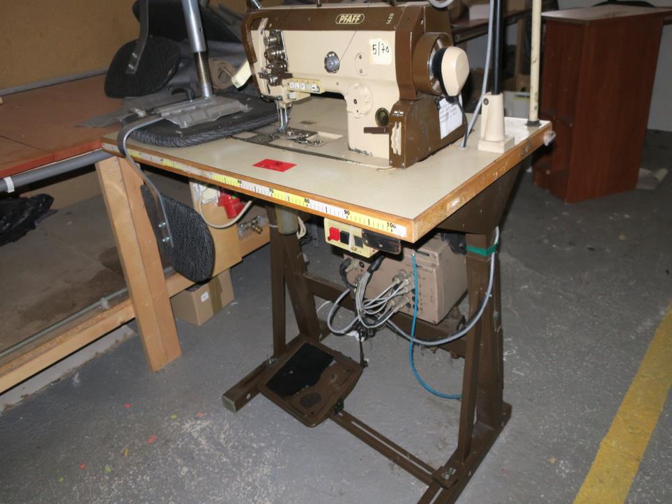 Máquinas numa fábrica de móveis-5