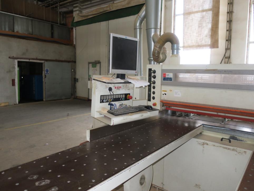 Máquinas en una fábrica de muebles-2