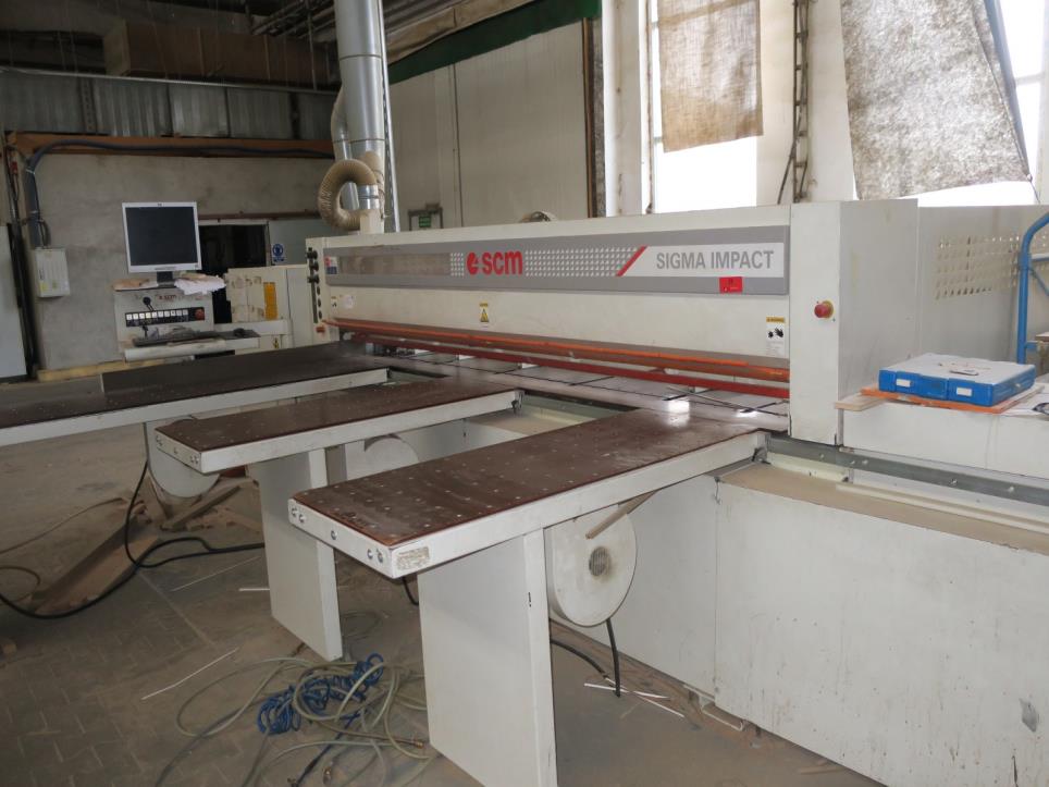 Máquinas en una fábrica de muebles-3