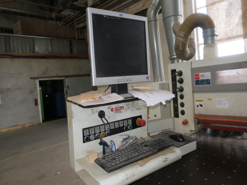 Máquinas en una fábrica de muebles-4