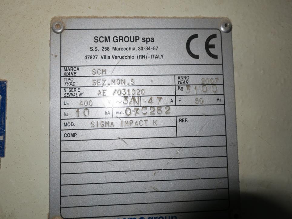 Máquinas en una fábrica de muebles-9