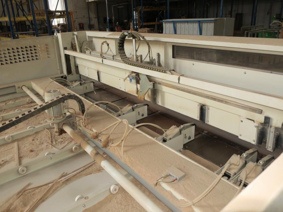 Máquinas en una fábrica de muebles-5