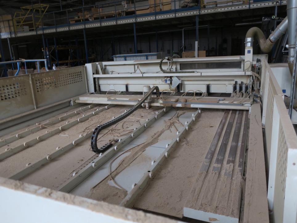 Máquinas en una fábrica de muebles-6