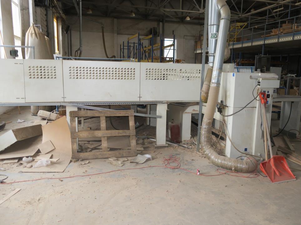 Máquinas en una fábrica de muebles-7