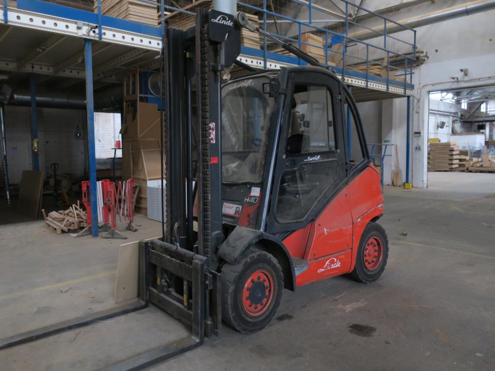 Maschinen einer Möbelfabrik-2