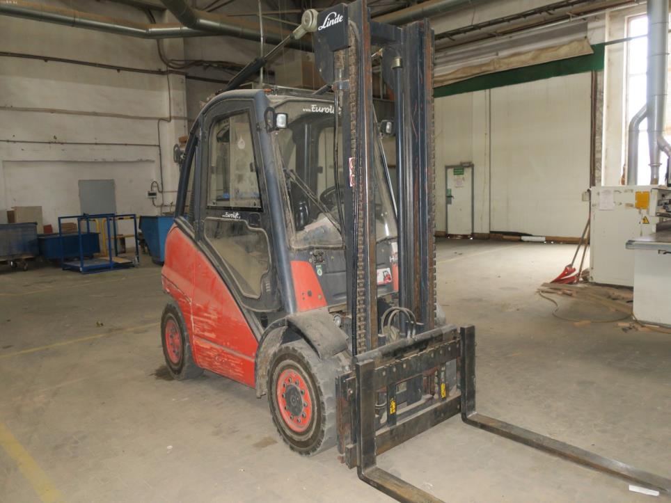 Maschinen einer Möbelfabrik-1