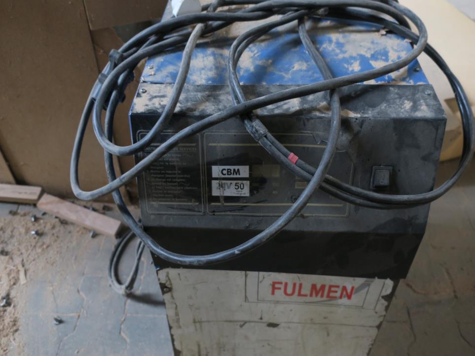 Máquinas en una fábrica de muebles-2