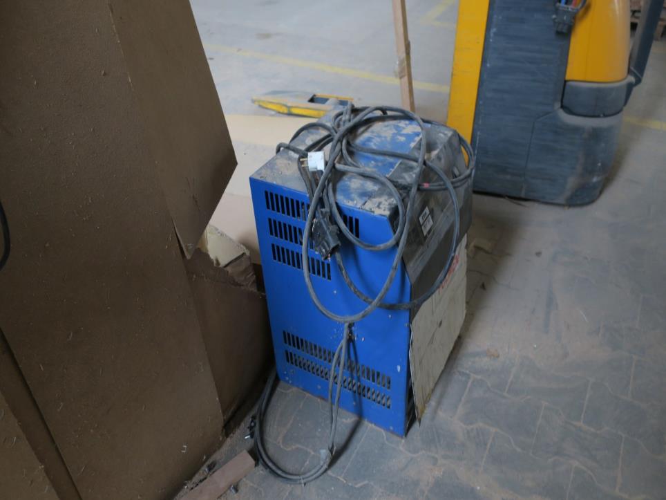 Máquinas en una fábrica de muebles-3