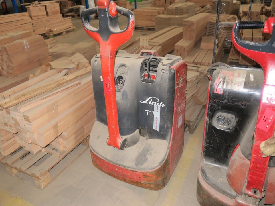 Maschinen einer Möbelfabrik-1