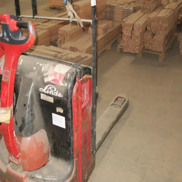 Electric forklift Linde T16