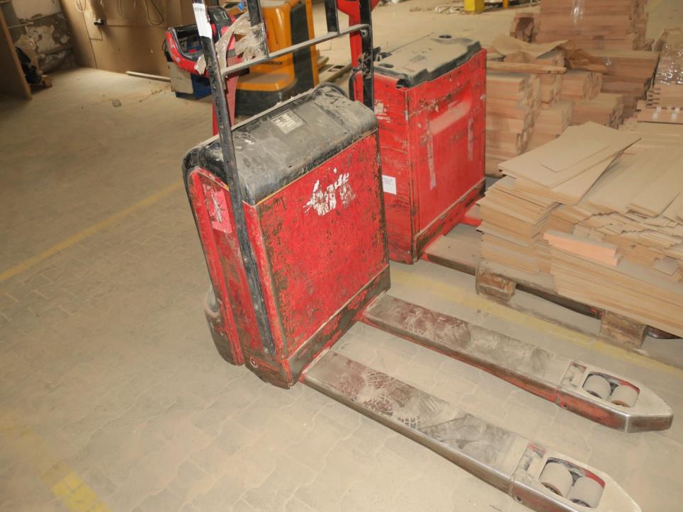 Stroji v tovarni pohištva-3