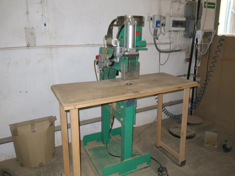 Máquinas en una fábrica de muebles-1