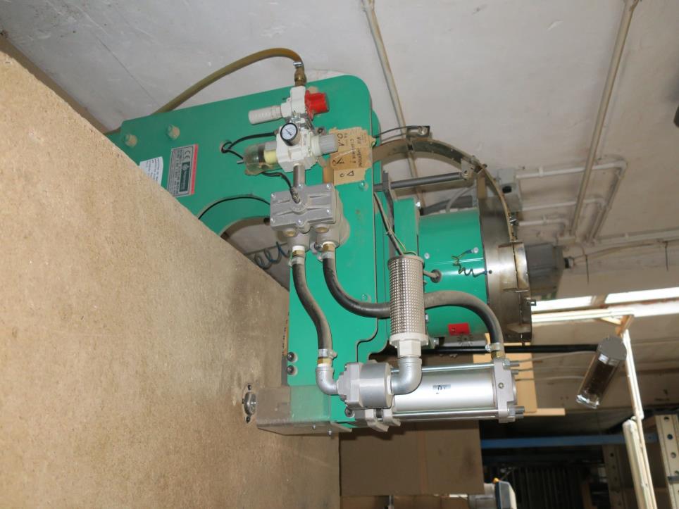 Máquinas en una fábrica de muebles-2