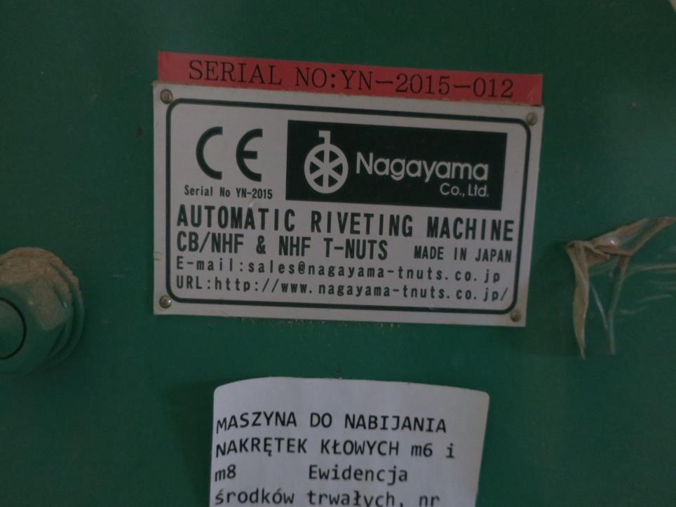 Máquinas en una fábrica de muebles-3