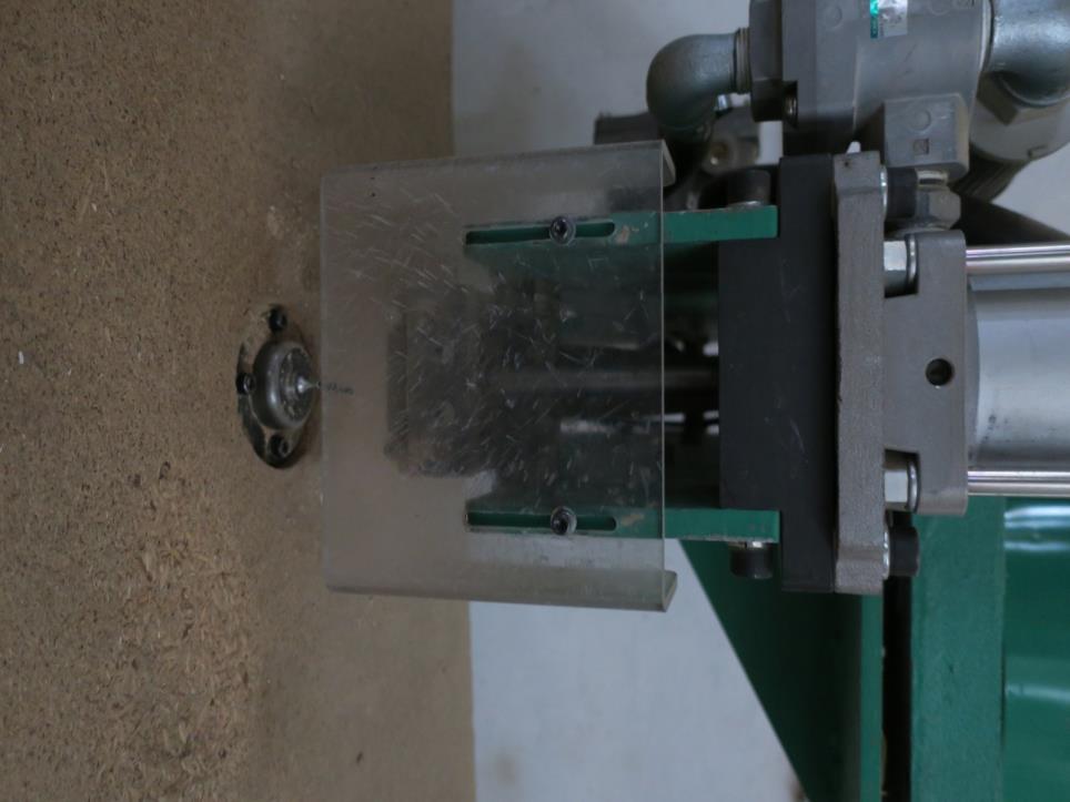 Máquinas en una fábrica de muebles-4