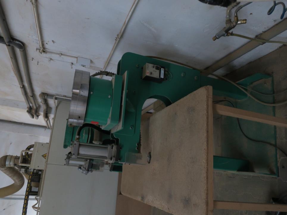 Máquinas en una fábrica de muebles-5