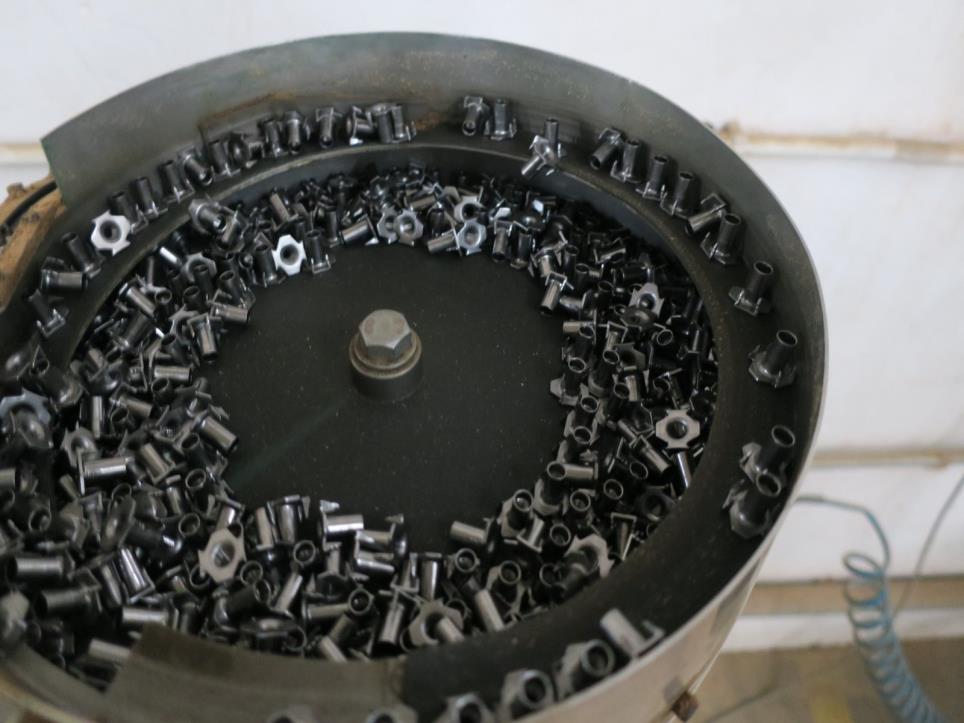 Máquinas en una fábrica de muebles-6