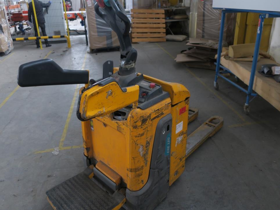 Stroji v tovarni pohištva-2