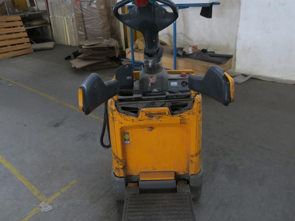 Stroji v tovarni pohištva-3