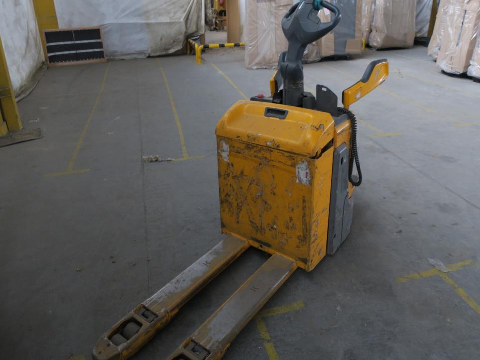 Stroji v tovarni pohištva-4