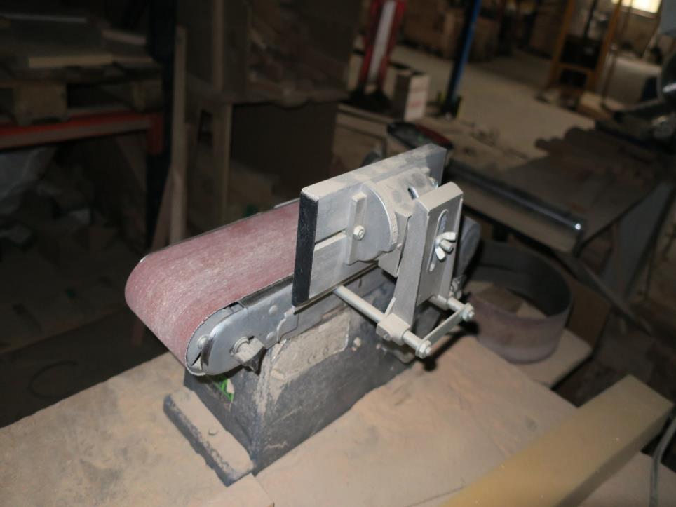 Maschinen einer Möbelfabrik-2