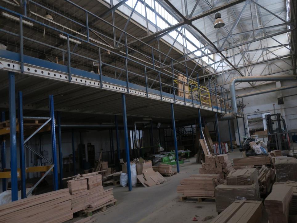 Máquinas en una fábrica de muebles-1