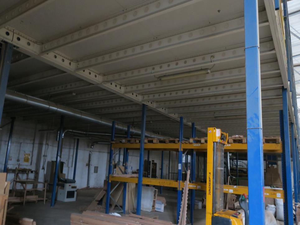 Máquinas en una fábrica de muebles-2