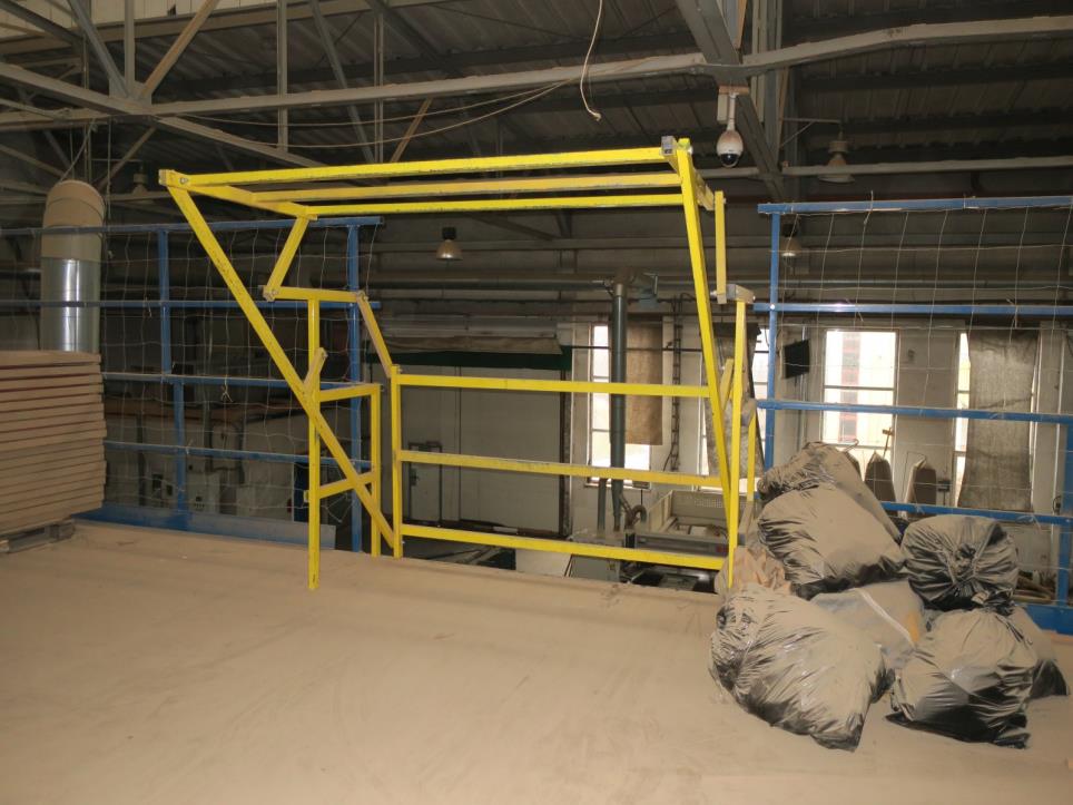 Máquinas en una fábrica de muebles-3