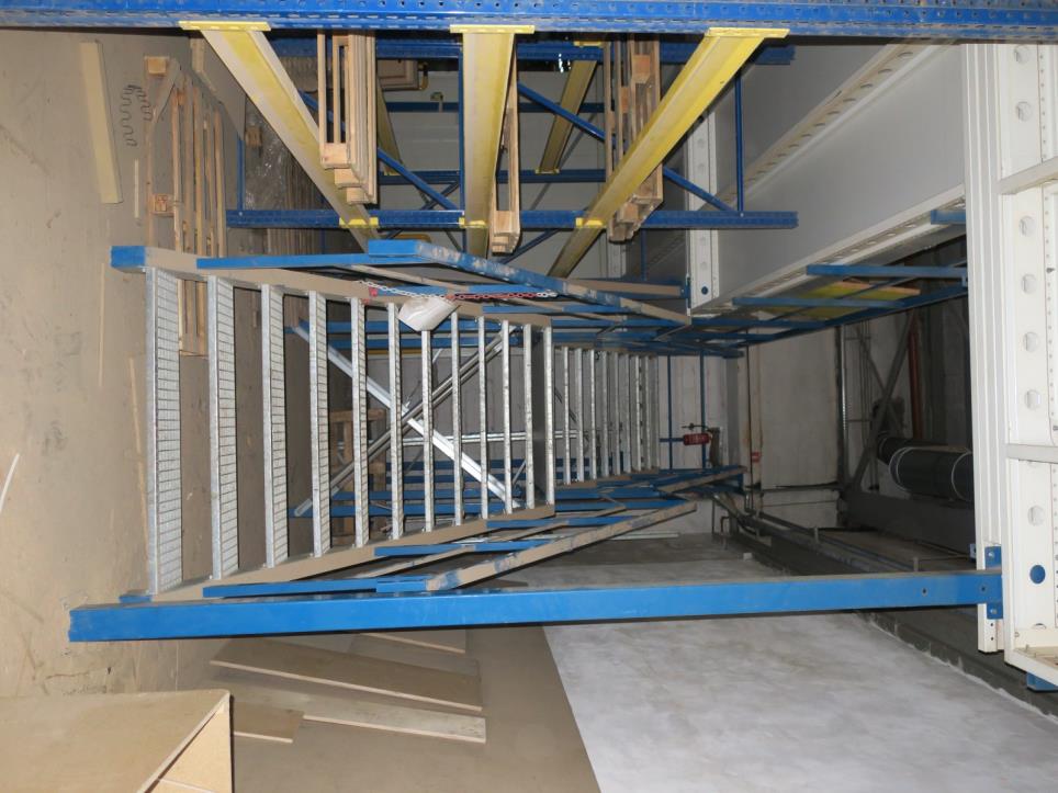 Máquinas en una fábrica de muebles-4