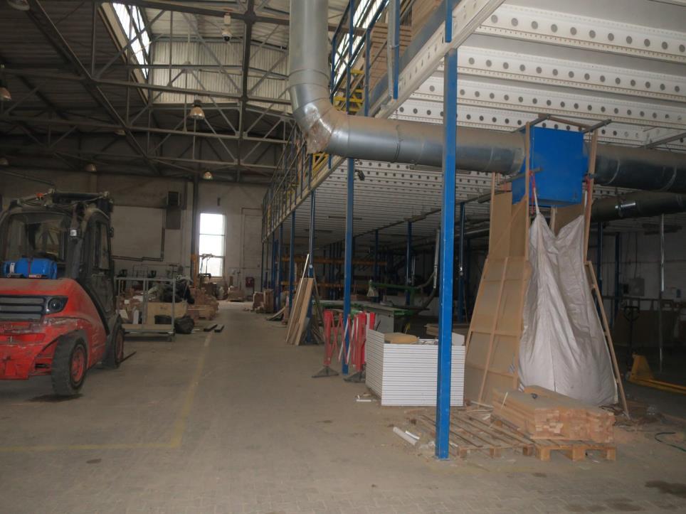 Máquinas en una fábrica de muebles-5