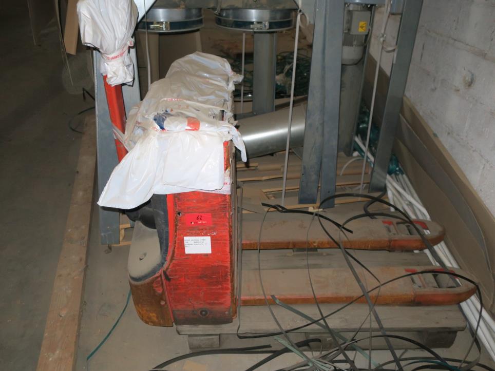 Stroje v továrně na nábytek-1