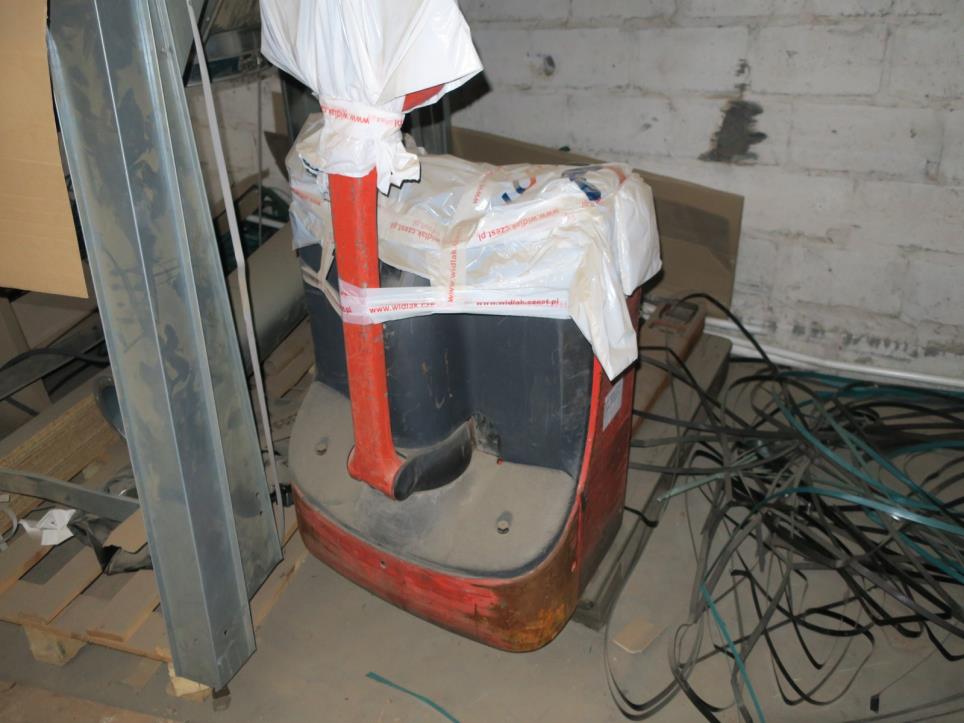 Stroje v továrně na nábytek-2