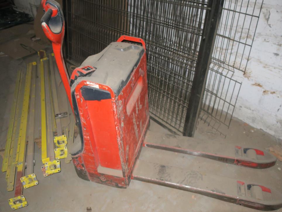 Stroje v továrně na nábytek-2