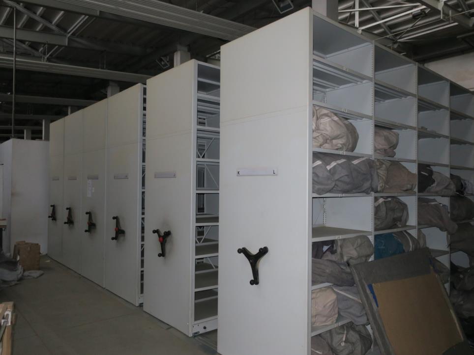 Stroje v továrně na nábytek-1