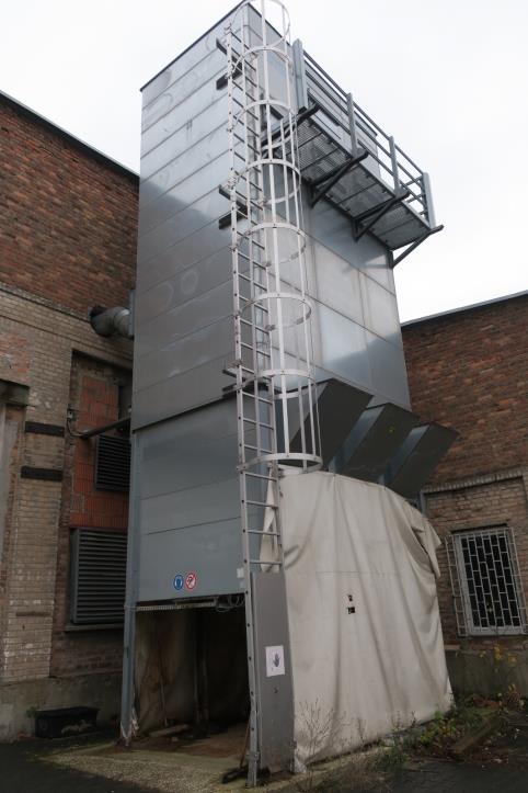 Stroji v tovarni pohištva-1